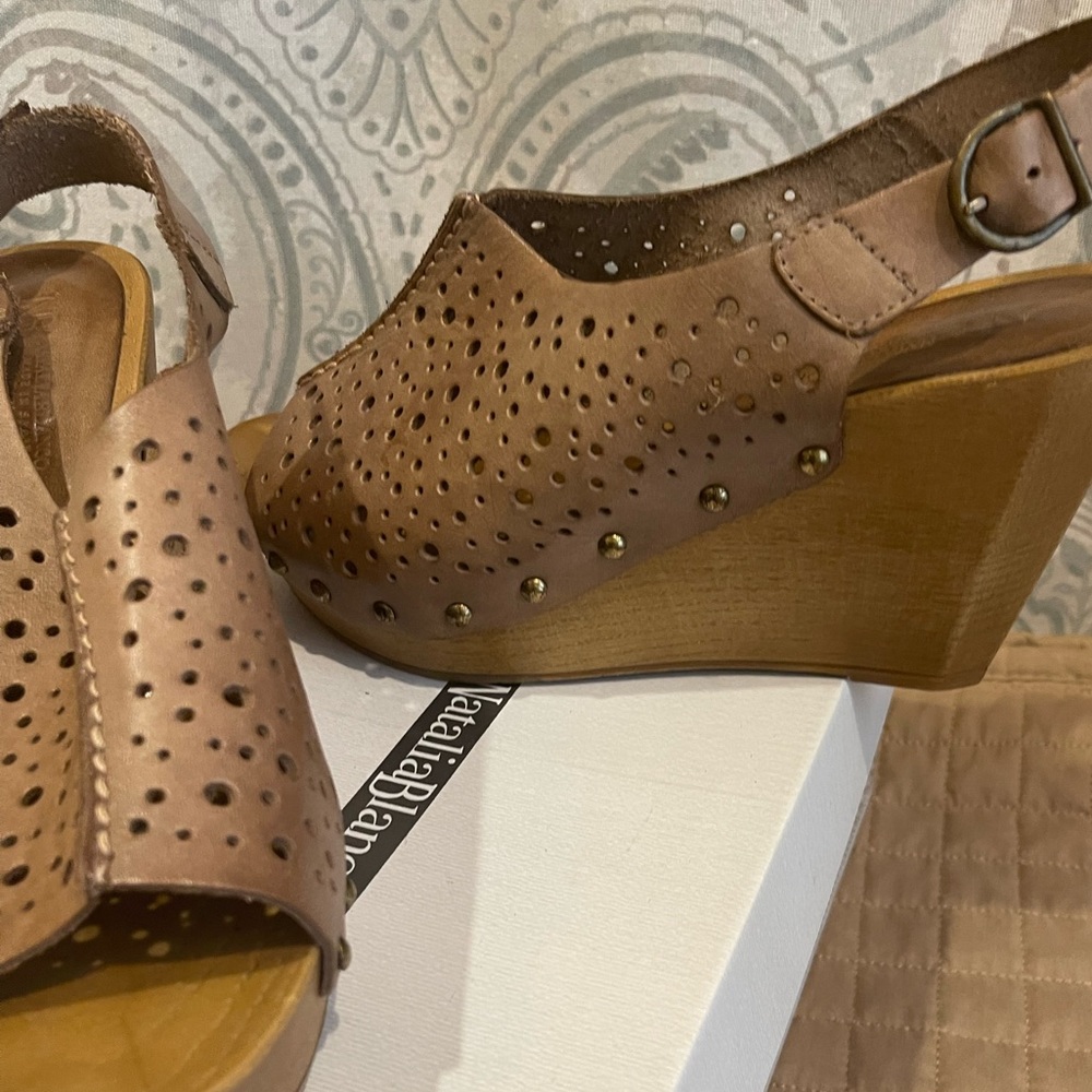Size 9 Taupe Leather Upper Wedge Sandal